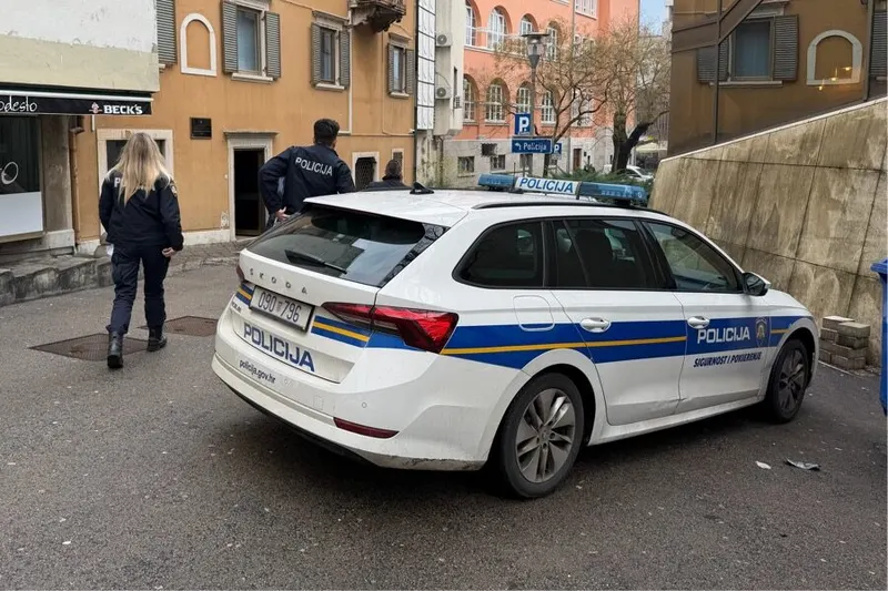 Lažne dojave o bombama u škole su stigle, policija je uhitila nekoliko ljudi, i svi su iznenada...