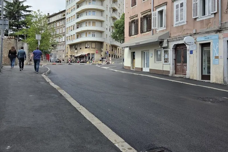 Asfaltirana ulica kao nacionalni pothvat: zašto običan posao postaje vijest stoljeća