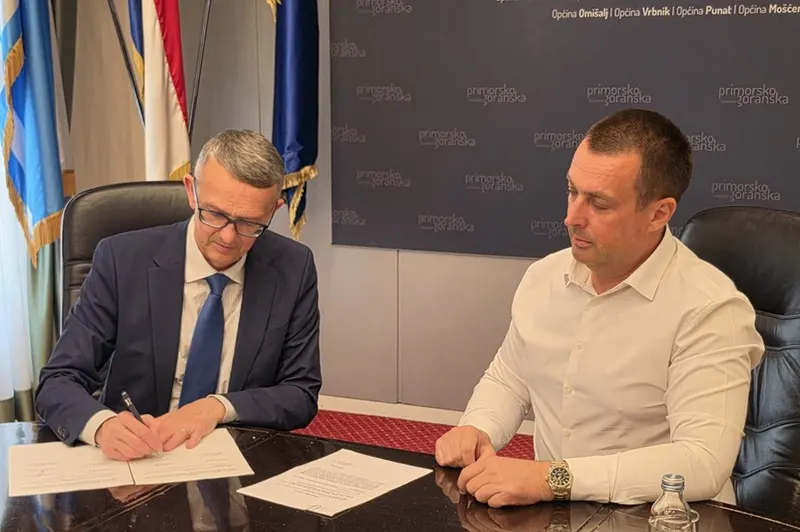 Bivši hotelski kompleks u Gerovu, pet tisuća četvornih metara betona koji je godinama gledao u...