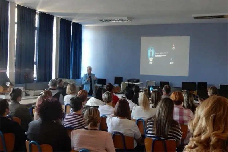 Policija i treći razredi: digitalni opstanak naspram državne pedagogije