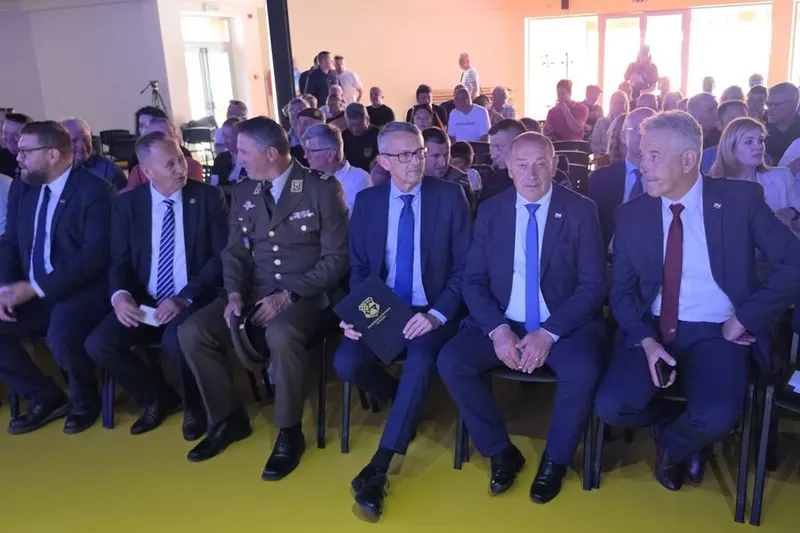 Stotinu milijardi dolara je iznos za koji bi u normalnom svijetu dobio mali otok, privatnu vojsku i...