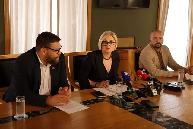 Trinaest novih lica na trinaest fotelja, svi privremeni, svi odjednom, svi istog dana