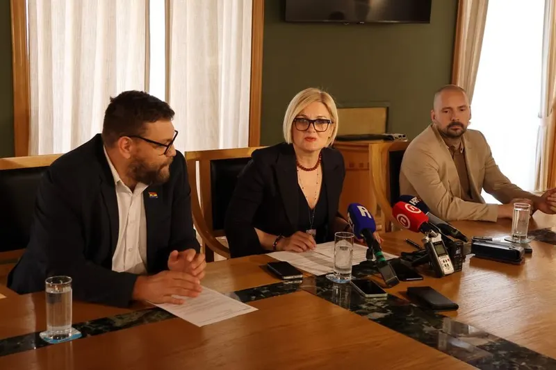Trinaest novih lica na trinaest fotelja, svi privremeni, svi odjednom, svi istog dana