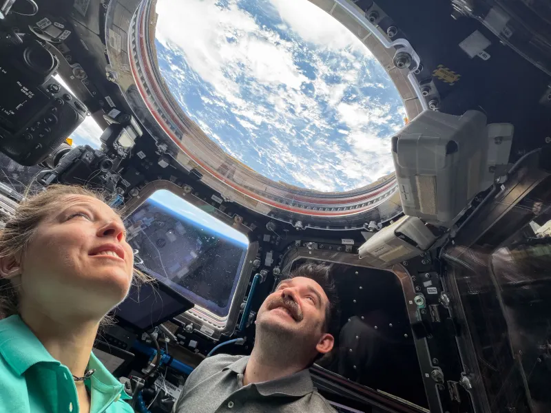 Dvjesto pedeset i devet milja iznad Zemlje, dvoje astronauta gleda kroz prozor dok se teretni brod...