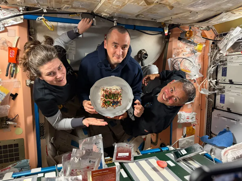 Tri čovjeka i jedna torta u svemiru